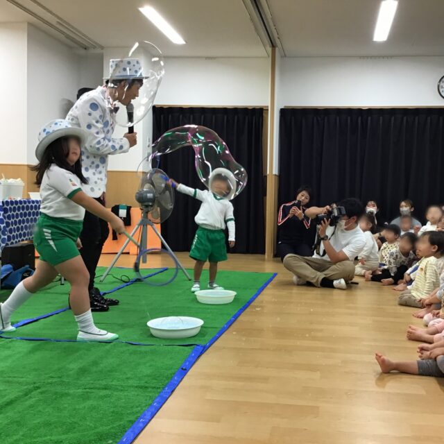 🎪新園舎で初の観劇会を開催！今年の観劇会は、「しゃぼん玉のバブリン先生」 をお招きして、しゃぼん玉の魔法の世界を楽しみました！バブリン先生の手から生まれるのは…🍦ソフトクリームしゃぼん玉💭ふわふわ泡しゃぼん玉🌈大きな虹色しゃぼん玉等いろいろな種類のしゃぼん玉たちです。子どもたちは大きなしゃぼん玉の中に入ったり、透明で虹色に輝くふわふわのしゃぼん玉に触れようと大はしゃぎ！「わあ！きれい！」「ふわふわしてる！」「どうやってできるの？」子どもたちは、透き通り虹色に輝くしゃぼん玉の不思議に目を輝かせていました。※使用しているしゃぼん玉液は、日本しゃぼん玉協会が認めた肌に優しい原料なので、小さな子どもたちも安心して楽しめました。新園舎に、子どもたちの驚きと歓声があふれる、夢のような時間になりました✨#わかば保育園 #社会福祉法人 #認可保育園　#大阪市 #生野区 #観劇会 #しゃぼん玉 #バブリン先生#新園舎 #ふしぎ不思議 #しゃぼん玉アート #保育園の思い出