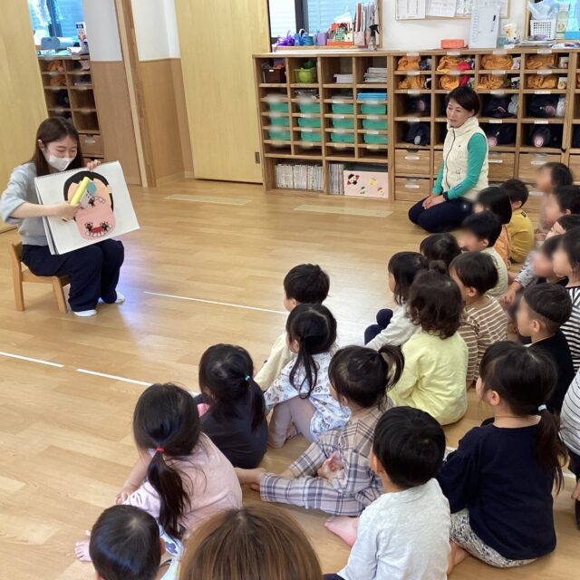 🎵健康教室で身体を守ることを学びました！🎵生野区子育て支援室の職員の方に来ていただき、2歳児と4歳児を対象に健康教室を行いました。【2歳児】虫歯予防について、ペープサートで楽しく学びました。「歯磨きしてきた？」の問いかけに元気に答え、「ばい菌がいっぱい！歯磨きせなあかんなぁ」とお話したり、ペープサートで歯磨きするシーンでは「ゴシゴシ」と一緒に真似する姿もありました！【4歳児】虫歯予防とプライベートゾーンの２つについて学びました。虫歯予防では「よく噛むこと」の大切さを学び、目標の「30回」に驚きの声が！また、「プライベートゾーン」についての絵本「おしえてくもくん」の読み聞かせを通じて、自分の身体を守ることについても一緒に考えました。✨子どもたちへの浸透ぶりがすごかった！✨給食の時間には「30回噛むんやで！」と意識する姿が。「口もプライベートゾーンだよね」と、ご家庭でも話題にしていたようで、子どもたちからも自然とそんか会話がありました。地域の支援もいただきながら、子どもたち自身が健康と身体の大切さを考えられる取り組みを、引き続き大切にしてまいります。#わかば保育園 #大阪市 #生野区 #健康教室 #虫歯予防 #プライベートゾーン #2歳児 #4歳児#子育て支援 #食育 #身体の大切さ