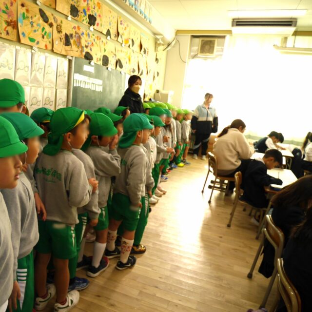 🏫 小学校見学に行ってきました🎒✨12月5日、近隣の巽東小学校へ、5歳児クラスが見学に伺いました！🚶‍♀️校舎探検でドキドキ！🏫巽東小学校の教頭先生のご厚意で、校舎内から広い校庭、大きなプールまで、見学させていただきました👀✨子どもたちの口からは、「小学生って、やっぱり大きいなぁ😳」「何階まであるの⁉️」「プール、でっか〜！😮」等の声が聞こえてきました！📚 1年生の授業を見学🤫そして、1年生の授業中の教室にもお邪魔させていただきました！教頭先生との「勉強しているから静かにね」の約束も守り、真剣な眼差しで静かに見学していました👏✨この見学を通じて、「小学校ってどんなところだろう？」というイメージが、少しでも具体的になったことと思います。この取り組みは、子どもたちが小学校生活への意欲と希望をもち、4月からの生活にスムーズに移行できるようにと、小学校様にご相談とご協力をいただき毎年行っています🌸この日の経験が、子どもたちの胸に残り、期待に満ちた春を迎えられますように🌸巽東小学校の皆様、温かいご対応ありがとうございました！#わかば保育園 #社会福祉法人 #認可保育園 #小学校見学 #年長組 #巽東小学校 #新一年生 #もうすぐ小学生 #保育士の想い