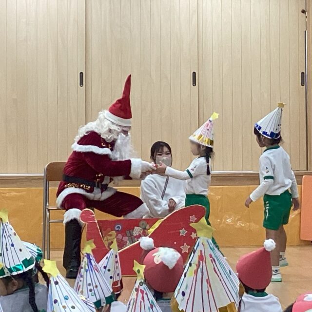 🎄わかば保育園のクリスマス会🎁今年のクリスマス会は、乳児さんと幼児さんに分かれて行いました✨幼児クラスのスタートは、5歳児さんによるキャンドルサービス🕯 お部屋が暗くなる中、キャンドルを持って入場する年長さんの姿を、3歳、4歳児さんはじっと静かに見守っていました。暗闇に灯る光の綺麗さに見とれているようで、お兄さんやお姉さんへの憧れや、これからの会への期待が膨らんだ表情がとても印象的でした😊そして、待ちに待ったサンタさんの登場！🎅 子どもたちは大喜びで、各学年からサンタさんへ質問をしたり、お歌を聴いてもらったりと、楽しい時間を過ごしました。もちろん、サンタさんからのプレゼントも頂きました🎁会が終わったあとも「サンタさん、今どこにいるのかなぁ？」とサンタさんのことを気にかけたり、「サンタさん、本当に来てくれたね！」と何度も嬉しそうにお話ししてくれる姿がとても可愛らしかったです。2歳児さんのお部屋にもサンタさんが遊びに来てくれました。プレゼントをもらったお礼に、元気いっぱいお歌をうたって、心温まる一日となりました❄️#保育園 #大阪市 #生野区 #社会福祉法人 #認可保育園 #クリスマス会 #キャンドルサービス #サンタさんがやってきた #クリスマスプレゼント #5歳児 #憧れ #季節の行事