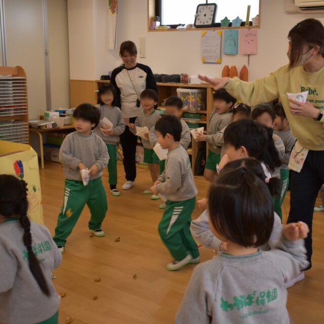 【節分】～豆まき自分の中の「鬼」を追い払おう👹✨～わかば保育園には、鬼はやってきません。 その代わりに、子どもたちが自分自身の心と向き合う「豆まき」を行っています。💪 今年の豆は、全学年手作りです！新聞紙や色々な紙を小さく裂いて、願いを込めて一生懸命丸めました。「泣き虫おに」「おこりんぼおに」……。自分の中の追い払いたい「弱い心」や「嫌な鬼」を思い浮かべながら、一粒一粒に思いを込めて作りました。🎯 鬼は外！福は内！自分たちで描いた鬼の絵や、紙コップで作った鬼の的に向かって、「おにはーそとー！」と力強い掛け声と共に、手作りの豆を何度も拾っては投げ、自分の中の鬼に追い払おうとする頼もしい姿が見られました。特に3歳児さんは、紙コップの的に狙いを定めて、夢中で投げ入れる姿がとても印象的でした😊✨ 最後はみんなの所に福がやって来たのでしょうか、スッキリと晴れやかな表情でした。わかば保育園の子どもたち、そして保護者の皆さまのもとへ、たくさんの幸せが舞い込みますように。#わかば保育園 #社会福祉法人 #認可保育園 #大阪市 #生野区 #節分 #豆まき #手作りの豆 #心の中の鬼 #自分に打ち勝つ #2月の行事 #福は内