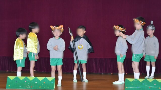 【生活発表会】たくさんの感動をありがとう✨2月21日（土）、3〜5歳児クラスの生活発表会を行いました。日頃から取り組んできたことを、たくさんの保護者の方に見守られながら、舞台の上で自分を精一杯表現してくれました。緊張してドキドキだったと思います。それでも、どの子もその場に立ち、最後までやり遂げようとする姿に、私たちは「本当によくやったね」と、ただただ褒めてあげたい気持ちでいっぱいでした。大きな拍手を浴びた子どもたちの笑顔には、あふれんばかりの自信や、やり遂げた高揚感が満ちていたように感じます。「やったよ！」という達成感を、どの子も全身で感じてくれていたのではないでしょうか。🙏 保護者の皆さまへ発表会の進行にあたり、様々なお願い事にも快くご協力いただき、心より感謝申し上げます。皆さまの温かい見守りがあったからこそ、子どもたちは安心して舞台に立ち、スムーズに発表することができました。子どもたちの大きな成長を感じられた、素晴らしい一日となりました。ありがとうございました。#わかば保育園 #大阪市 #生野区 #社会福祉法人 #認可保育園 #生活発表会 #達成感 #自信に満ちた笑顔 #3歳児 #4歳児 #5歳児