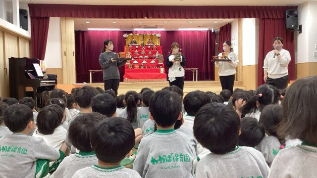 🎎ひな祭り✨3月3日、わかば保育園で「ひな祭り会」を行いました。今年も、乳児クラスと幼児クラスに分かれて、日本の伝統行事に親しみました。🌸 幼児クラス（3、4、5歳児）会を迎える前、立派な7段飾りの雛人形をお友だちと先生と見に行きました。「わぁ、きれい！」「おっきいね！」「これは何に使うものなの？」じっくり目を輝かせながら見ていました。🎎 ひな祭り当日、幼児クラスでは「お人形さんたちには、それぞれ大切なお仕事があるんだよ」というお話をしました。「右はどっちかな？」「左はどっちかな？」お雛様たちが、いつもの落ち着く場所へ戻れるように、みんなで考えます。一つひとつ丁寧に向き合う姿は、まるでお雛様と心を通わせているようで、とても優しく微笑ましかったです。🌸乳児クラス（0､1､2歳児）乳児さんもみんなで集まって、先生のペープサートを楽しみました。ひな祭りって何をする日なのかな？というお話を興味津々で聞いたり、本物のお雛様をじーっと見つめたり。7段飾りの大きな雛人形の前で記念撮影もして、華やかな雰囲気を肌で感じていました。わかば保育園の子どもたちが、これからも優しく、健やかに成長してくれますように。#わかば保育園 #ひな祭り #桃の節句 #ひな祭り会 #雛人形 #7段飾り #日本の行事 #心を通わせる #社会福祉法人 #認可保育園 #大阪市 #生野区