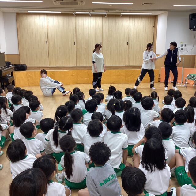 🌸新学期がスタートしました！始業式🌸4月6日、3歳児から5歳児クラスの始業式を行いました。新しい保育室、新しい先生、新しいお友だちと一緒に過ごす、初めての日です✨進級した子どもたちと、4月から新しくわかば保育園の仲間入りをした新入のお友だちも、みんなでホールに集まってのドキドキの始業式です。始業式では、先生たちによる寸劇で「園での大切なお約束」についてみんなで考えました。劇に登場したのは、わからないことだらけだけど元気な「新しいお友だち」。劇を見ている子どもたちは、わからないながらもやってみる「新しいお友だち」の行動について、先生からの質問に「違うよー！」「こうするんだよ！」と大きな声で元気に教えてくれました😊登降園のときはお家の人と手を繋いで歩くことや、元気なご挨拶。お部屋での玩具での遊び方や、廊下を歩くこと、靴を揃えることなど。知っているお約束を改めて確認したり、困っているお友だちに優しく教え合ったりしながら、みんなが気持ちよく過ごせるようにという思いを込めて実施しました。子どもたち、楽しんでくれたでしょうか？今年度も、子どもたちの笑顔あふれる毎日になりますように。どうぞよろしくお願いいたします。#わかば保育園 #始業式 #新学期 #4月 #進級 #新入園児 #園での約束 #寸劇 #劇遊び #園生活 #大阪市 #生野区 #社会福祉法人 #認可保育園